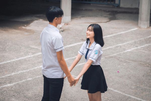 Cách nhận biết crush thích mình ở tuổi học sinh khá đơn giản